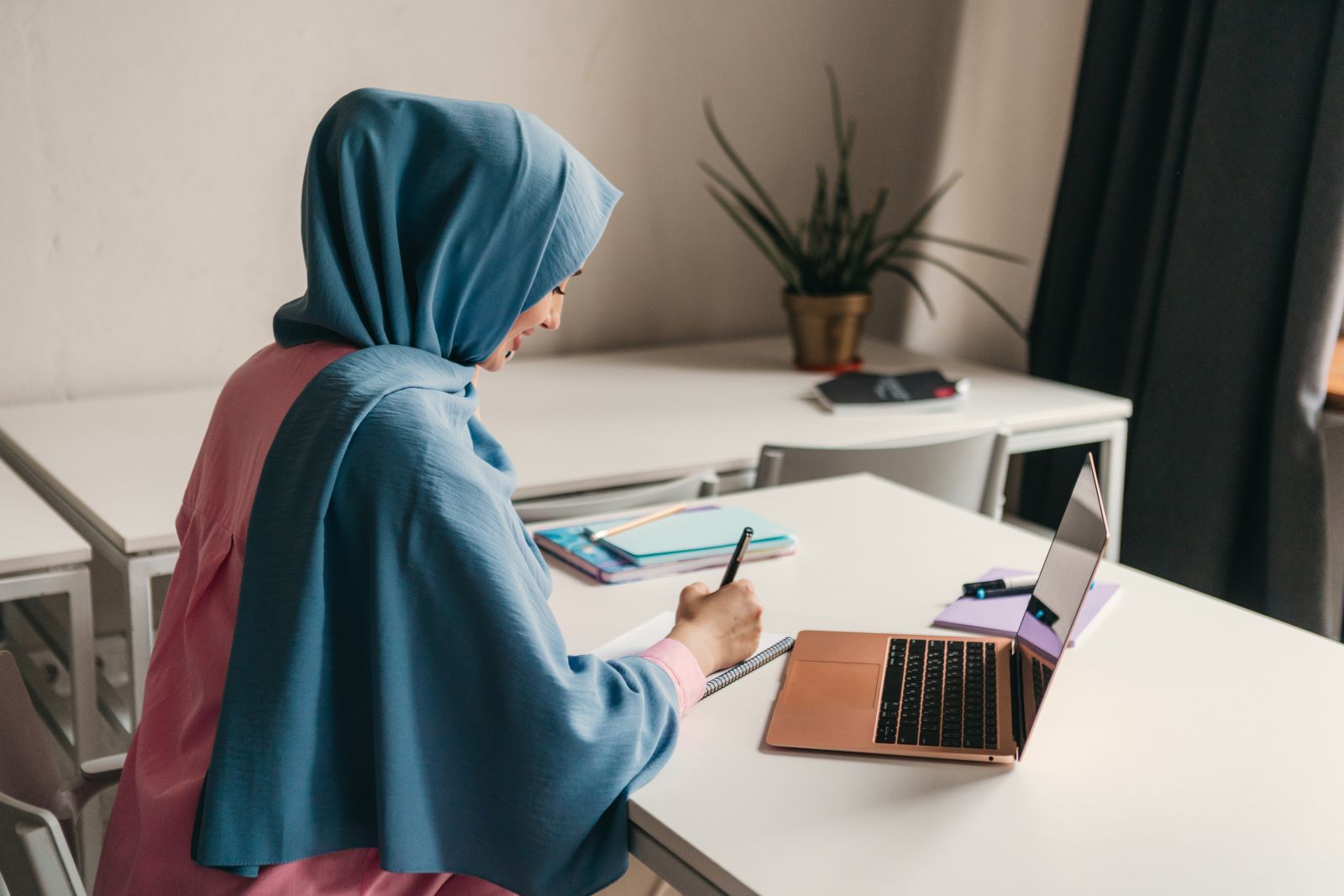 Modern Muslim Woman In Hijab In Office Room 5TBE33Q